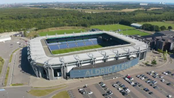 Drone Cinematográfico Filmado Estadio Brondby Revela Campo Fútbol Recién Cortado — Vídeos de Stock
