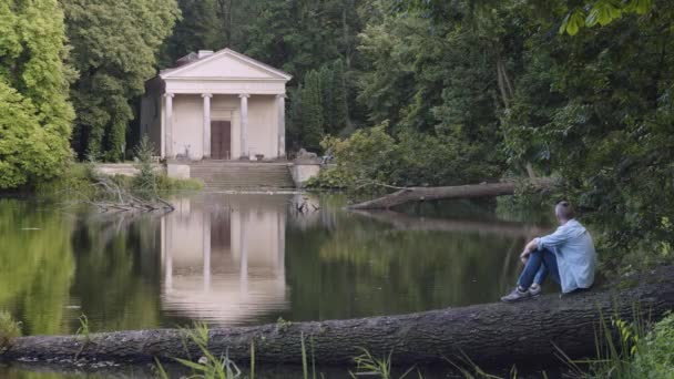 老戴安娜 阿耳特弥斯 庙宇坐落在湖中美丽的花园里 男人坐在倒下的树上 古迹及自然 — 图库视频影像