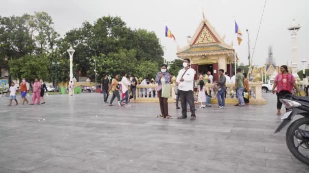 Vita Quotidiana Strade Phnom Penh Persone Preda Buddha Rilasciare Uccelli — Video Stock