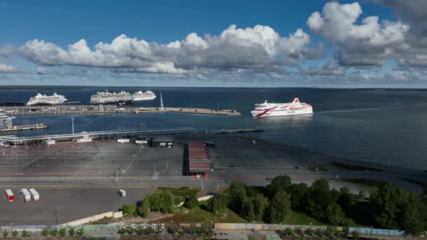 Cruiseferry Baltic Queen Vlastněná Estonským Provozovatelem Tallink Vplouvá Přístavu Tallinn — Stock video