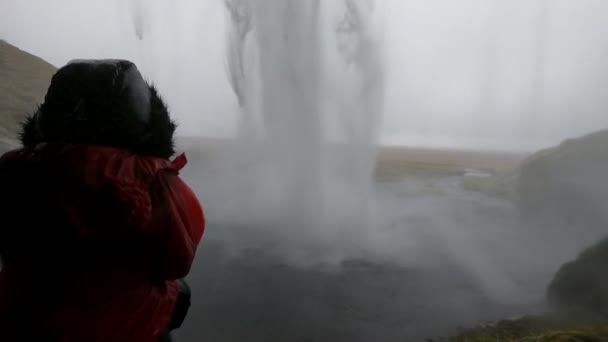 Belo Tiro Atrás Cachoeira Islandesa Seljalandsfoss Onde Uma Mulher Admira — Vídeo de Stock