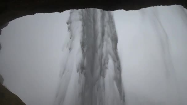 Filmaufnahme Hinter Dem Isländischen Wasserfall Seljalandsfoss Das Wasser Mit Wucht — Stockvideo