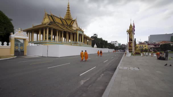 Mindennapi Élet Phnom Penh Utcáin Szerzetesek Királyi Palota Előtt Sétálnak — Stock videók