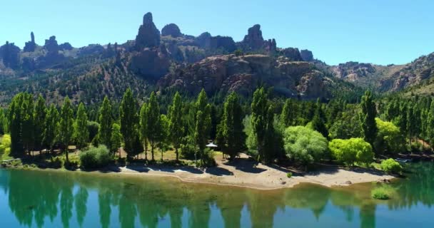 Vista Aerea Lago Nella Patagonia Settentrionale Con Cielo Blu Intenso — Video Stock