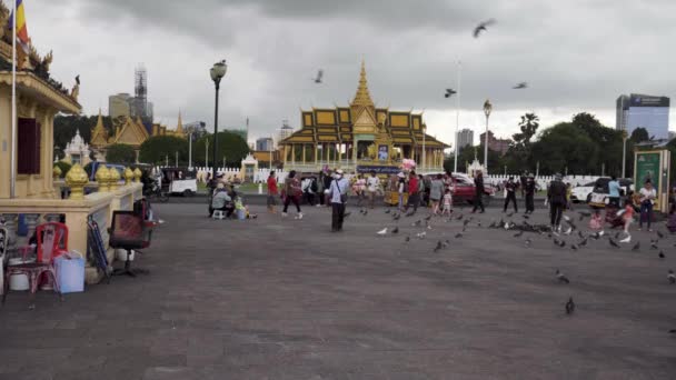 Dagelijkse Luizen Straten Van Phnom Penh Duiven Mensen Willekeur Buiten — Stockvideo