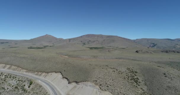 Luftaufnahme Eines Sees Norden Patagoniens Mit Tiefblauem Und Hellblauem Himmel — Stockvideo