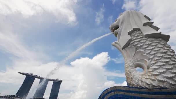 这个国家的民族化象征着梅龙神话中的生物 头像狮子 身体像一条在新加坡喷水的鱼 — 图库视频影像