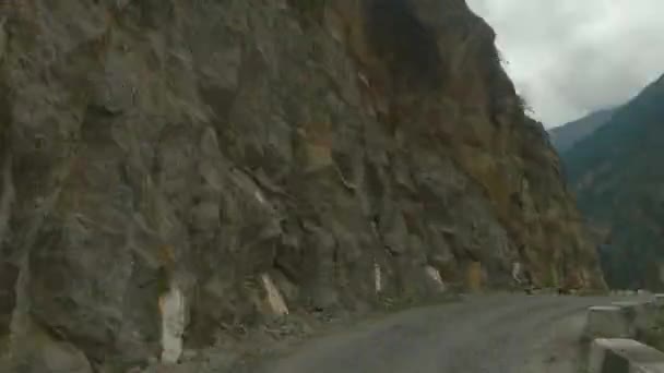 Vrata Vozidla Projíždějícího Nejnebezpečnějšími Nejúžeji Vyřezávanými Cestami Přes Indické Himálaje — Stock video