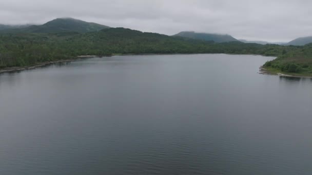 Aerial Shot Travelling Loch Beinn Mheadhoin — Stock Video