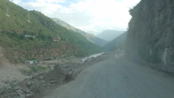 Pohled Řidiče Jedoucího Zaprášenou Poškozenou Cestou Sesuvu Půdy Silnici Shimla — Stock video