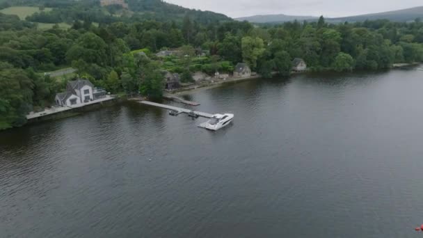 Stängning Skott Med Tilt Dockad Båt Stranden Loch Lomond — Stockvideo