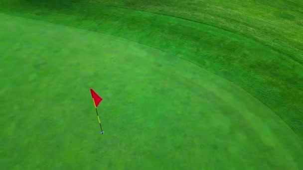 Drone Shot Van Golf Vlag Mooie Groene Baan Canada — Stockvideo