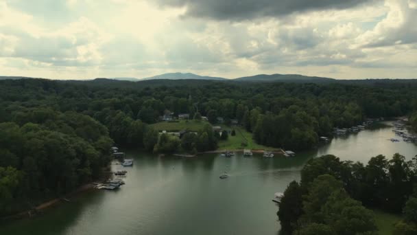 Luchtfoto Van Lake Lanier Heuvels Achtergrond — Stockvideo