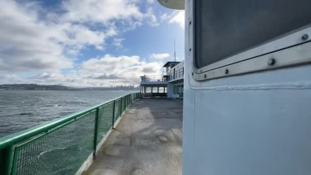 風光明媚な海のクルーズで旅行ベインブリッジ島フェリーに乗って観光客の乗客の展望デッキ — ストック動画