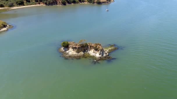 Widok Lotu Ptaka Niezamieszkałą Zatokę Rat Rock Island Park Stanowy — Wideo stockowe