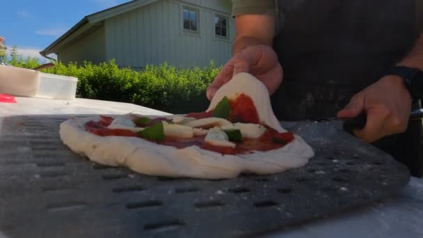 4Kショットの男のシェフストレッチ彼の家製イタリア風ピザ屋外 — ストック動画