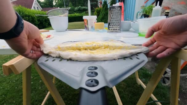 Tiro Duas Mãos Masculinas Esticando Uma Pizza Caseira Jardim — Vídeo de Stock