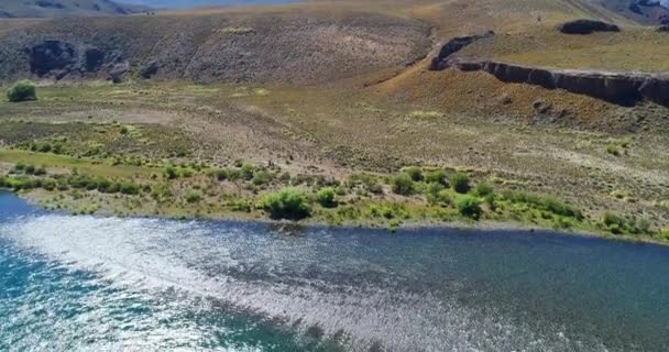 Rivier Het Noorden Van Patagonië Omgeven Door Woestijn — Stockvideo