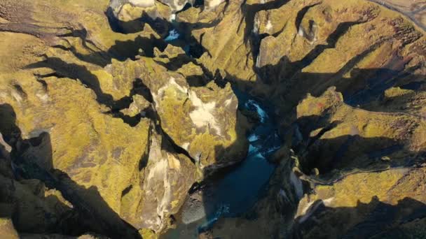 Kanion Fjarrgljfur Południowej Islandii Obracający Się Dron Słoneczne Popołudnie — Wideo stockowe