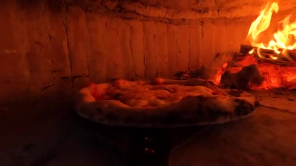 Shot Van Een Vers Gekookte Italiaanse Pizza Een Pizza Schop — Stockvideo