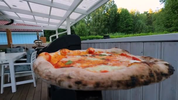 Tiro Uma Pizza Italiana Fresca Sendo Transferida Para Uma Placa — Vídeo de Stock