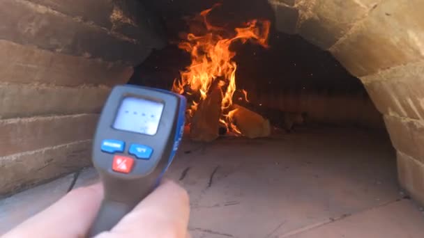 Снимок Мужчины Шеф Повара Проверяющего Температуру Домашней Печи Пиццы — стоковое видео