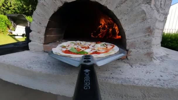 Colpo Pizza Fatta Casa Che Viene Spinta Dentro Forno Vicino — Video Stock