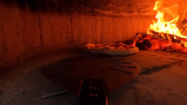 Prise Vue Une Pizza Fraîche Préparée Intérieur Four Pizza Brique — Video