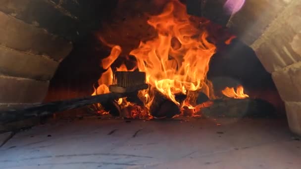 Выстрел Большого Горячего Костра Дровах Отопление Домашней Печи Пиццы — стоковое видео