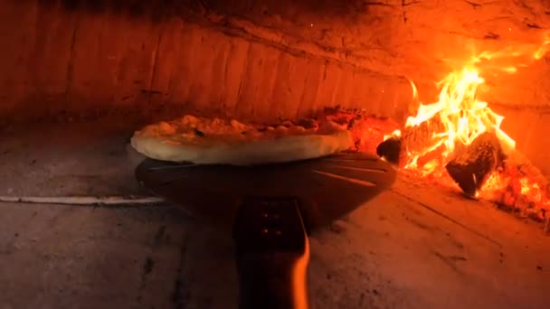 Πυροβολισμός Ενός Σεφ Έλεγχο Της Φρέσκιας Ιταλικής Πίτσας Φτυάρι Πίτσα — Αρχείο Βίντεο