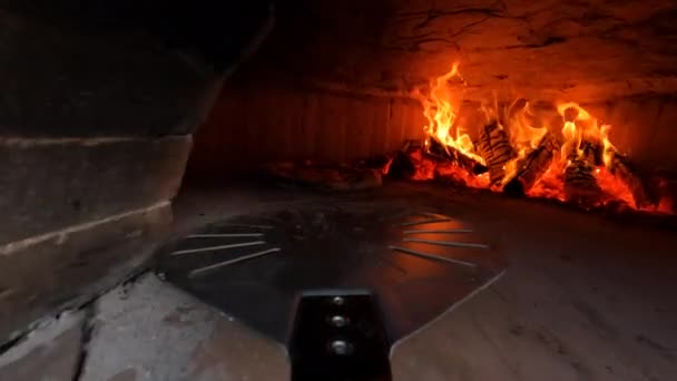 Килограмма Лопаты Пиццы Проверяющей Нижнюю Часть Домашней Пиццы Рядом Огнём — стоковое видео
