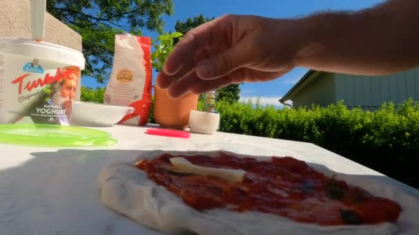 Scatto Uno Chef Maschio Che Mette Mozzarella Una Pizza Fatta — Video Stock