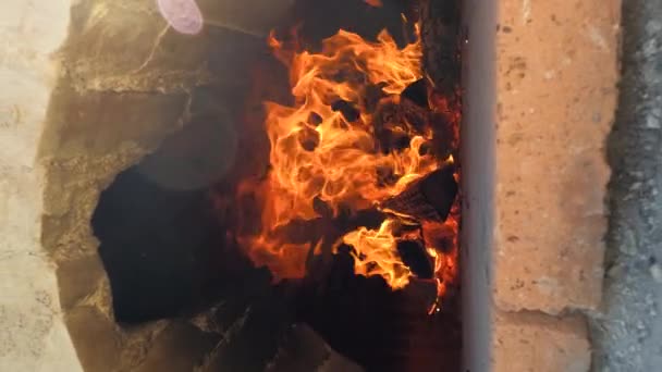4K户外比萨饼烤箱内的木头和火的垂直特写镜头 — 图库视频影像