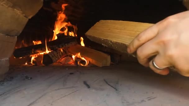 Tiro Chef Masculino Coloca Tijolo Madeira Fogo Dentro Forno Pizza — Vídeo de Stock
