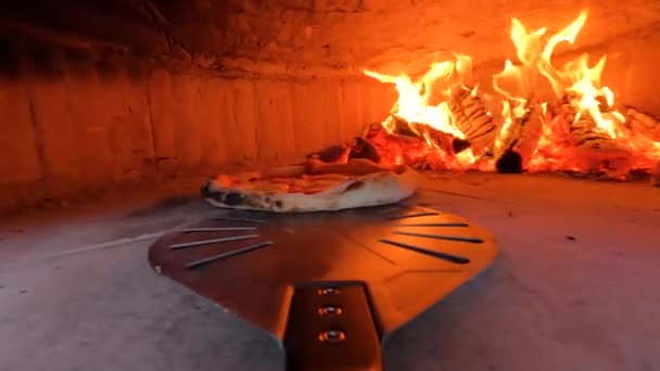Килограмма Лопаты Пиццы Вращающейся Домашней Пицце Рядом Огнём Кирпичной Печи — стоковое видео