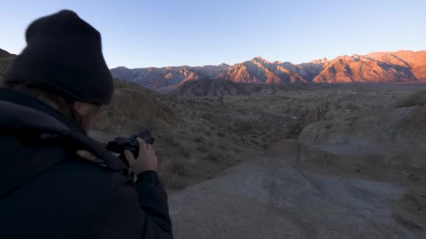 カリフォルニア州ローンパインの日没時にアラバマヒルズの写真を撮る写真家 — ストック動画