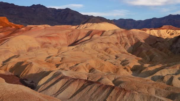 Persoon Loopt Tussen Geërodeerde Badland Bergkammen Zabriskie Point Death Valley — Stockvideo