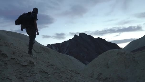 Man Takes View Badlands Twilight Death Valley Kalifornia — Stock videók