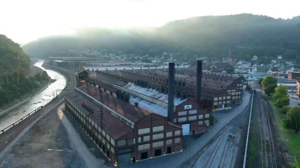 Fábrica Siderurgia Antiga Com Chaminé Aérea Por Ferrovia Johnstown Cambria — Vídeo de Stock