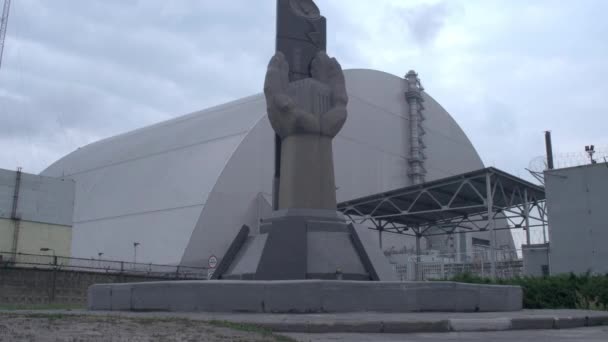 チェルノブイリ原子力発電所の4Kタイムラプスとウクライナのプリピャト町付近の遮蔽物 — ストック動画