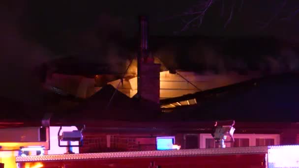 Camión Bomberos Con Luces Intermitentes Asistiendo Escena Incendio Por Noche — Vídeo de stock