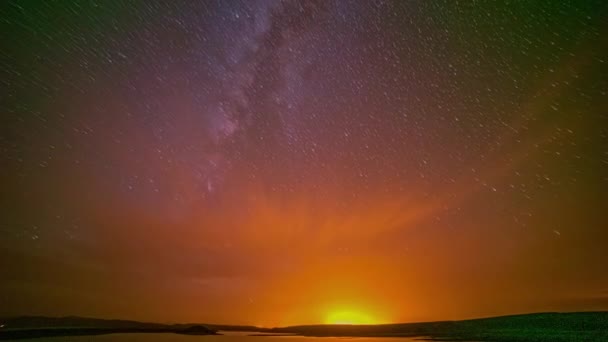 Zeitraffer Aufnahme Von Milchstraßensternen Nachthimmel Mit Aufgehender Sonne Über Dem — Stockvideo