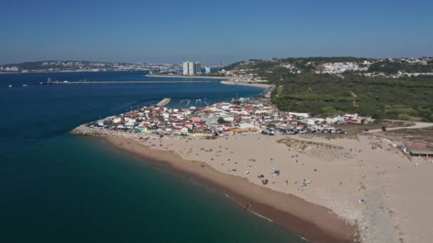 Descendo Imagens Drones Pedestais Aldeia Cova Vapor — Vídeo de Stock