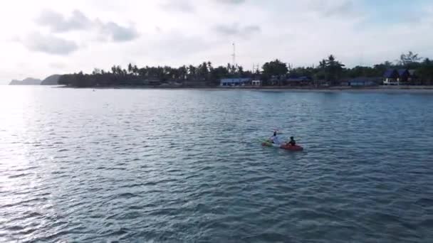 Aumento Del Paralaje Aéreo Dos Personas Que Utilizan Kayak Por — Vídeo de stock