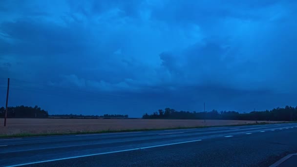 Timelapse Знімок Автомобілів Рухаються Сільській Дорозі Блискавкою Темних Хмарах Уздовж — стокове відео