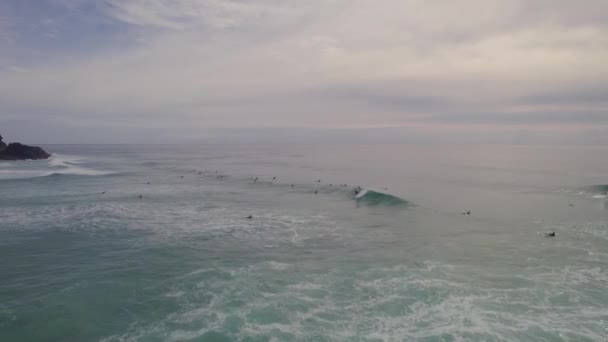 Duranbah Beach Surfers Riding Waves Nsw Austrália Tiro Drone Aéreo — Vídeo de Stock