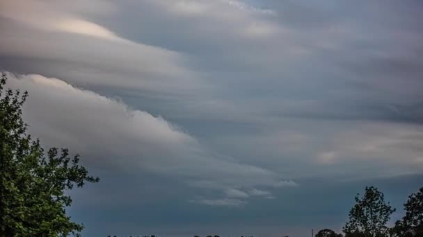 Baixo Ângulo Tiro Nuvens Escuras Formando Cobrindo Céu Uma Noite — Vídeo de Stock