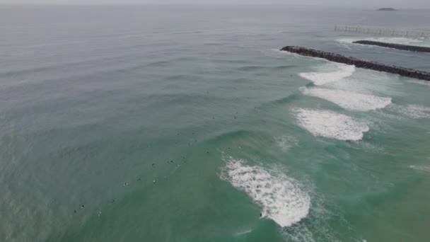 Surfisti Che Navigano Sulla Spiaggia Duranbah Durante Una Giornata Nuvolosa — Video Stock