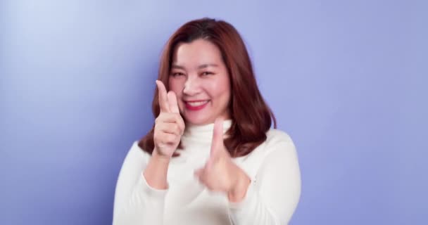 Portretul Unei Femei Fericite Care Arată Zona Lateral Arătând Spre — Videoclip de stoc