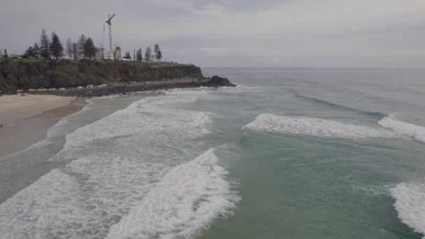 Szörfösök Lebegnek Óceánon Duranbah Beachen Egy Felhős Nap Alatt Tweed — Stock videók